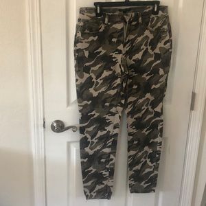 Signature Studio camo pants